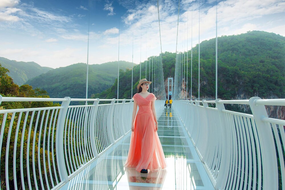 Despite being see-through, the bridge is incredibly strong, allowing you to focus on the breathtaking scenery without worrying about stability 
